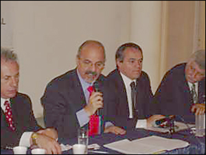 El Sr. Néstor Castro, vicepresidente de CGE; el Dr. Carlos Tomada, ministro de Trabajo; el Sr. Marcelo Fernández presidente de CGE y el Sr. Alberto Sellaro, presidente de la Cámara del Calzado.