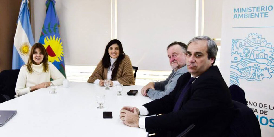 Daniela Marina Vilar [centro] trabajando en convenios de gestin de residuos y capacitaciones ambientales para el Colegio de Magistrados y Funcionarios del Poder Judicial de la PBA [Foto: Facebook]