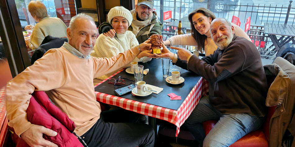 Luego de la entrega del premio los integrantes del equipo fue a compartir una pizza con cerveza en un restaurante cercano al Congreso [Foto Pequeas Noticias]