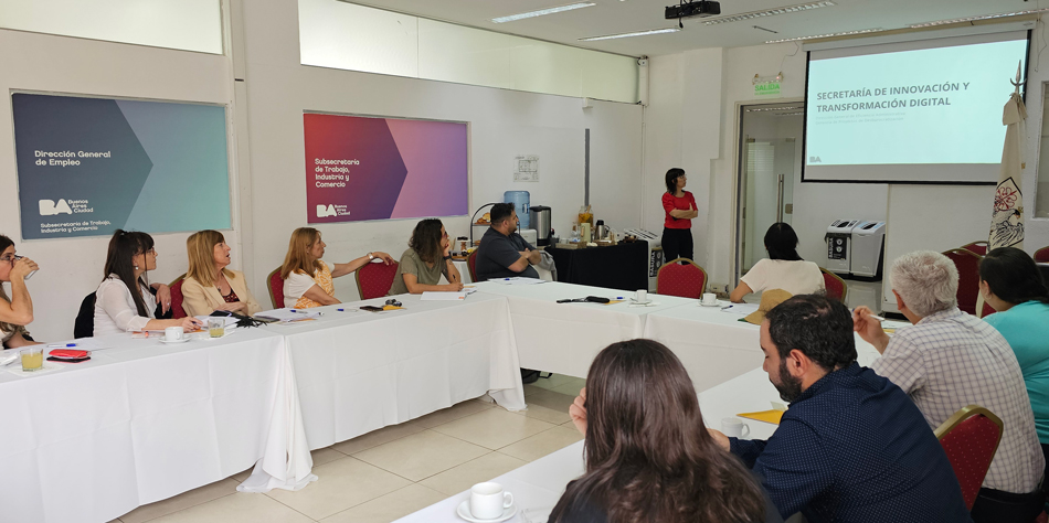 Desayuno lanzamiento del trmite rubrica por TAD con la presencia de Claudia Testa, directora general de Relaciones del Trabajo de la Secretaria de Trabajo y Empleo porteo, y Marcela Limia, gerente operativa de Rbrica de Documentacin Laboral Foto Pequeas Noticias].