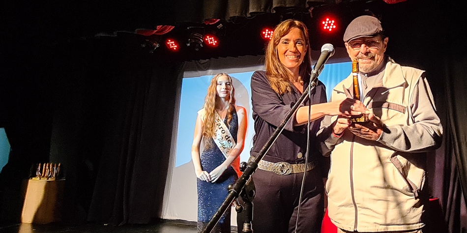 ilvia Bercovsky y Claudio Garca de Rivas durante la ceremonia de entrega de premios en Mar del Plata [Foto Pequeas Noticias]